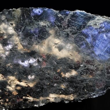 Iolite (Cordiérite) — spécimen minéral