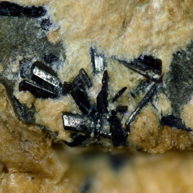 ferriakasakaite-(La) — spécimen minéral