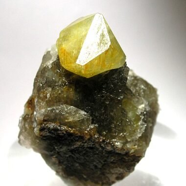 Rhodizite — spécimen minéral
